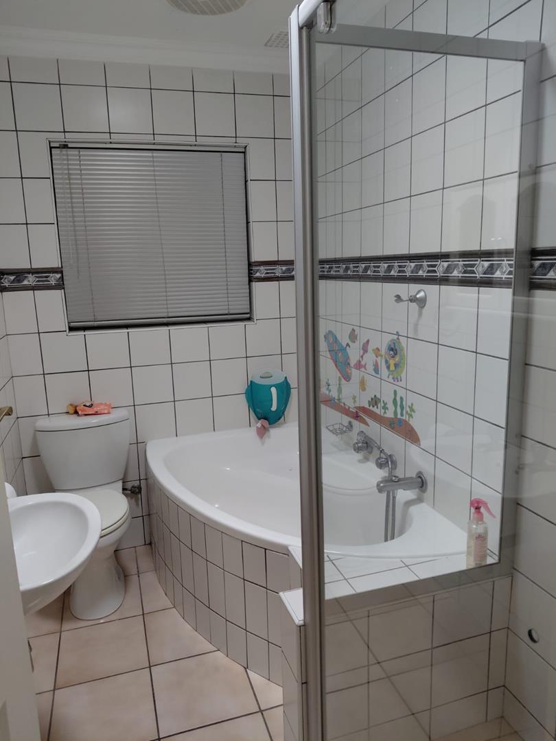 To Let 3 Bedroom Property for Rent in Loevenstein Western Cape